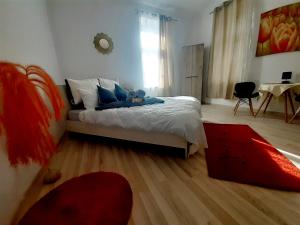 Schlafzimmer mit einem Bett mit blauen Kissen und einem Tisch in der Unterkunft CityCore - Best choice&price in Timişoara