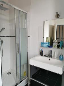 Un baño con lavabo y ducha en Comme chez vous, en Le Crotoy