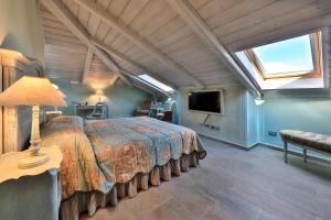 a bedroom with a bed and a tv in a room at Relais Villa Prato in Mombaruzzo