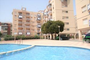 basen przed budynkiem w obiekcie 074 - Gaviotas 003 - comfortHOLIDAYS w mieście Santa Pola