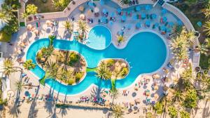 - une vue sur la piscine d'un complexe dans l'établissement Riadh Palms- Resort & Spa, à Sousse