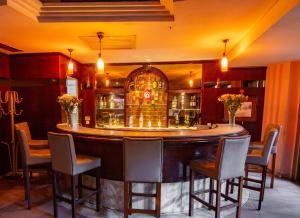 un bar dans un restaurant avec des chaises autour de lui dans l'établissement Riadh Palms- Resort & Spa, à Sousse