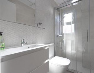 łazienka z toaletą, umywalką i prysznicem w obiekcie 074 - Gaviotas 003 - comfortHOLIDAYS w mieście Santa Pola