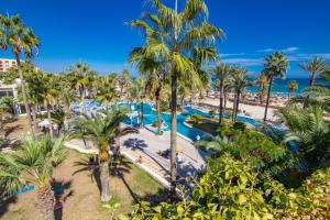 uma vista aérea de um resort com uma piscina e palmeiras em Riadh Palms- Resort & Spa em Sousse