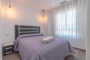 1 dormitorio con 1 cama con 2 toallas en 074 - Gaviotas 003 - comfortHOLIDAYS, en Santa Pola