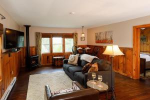a living room with a couch and a table at Friends Lake Inn in Chestertown