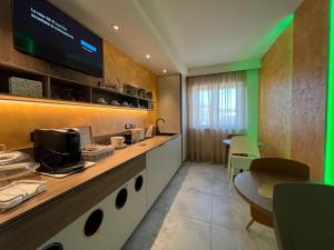 ein Restaurant mit einer Theke und einem TV an der Wand in der Unterkunft B&B Glass Paradise in Catanzaro