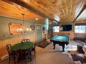 a room with a ping pong table and a ping pong ball at Close to skiing and hiking, walk to main street in Tannersville