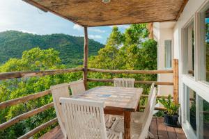 - une table et des chaises sur une terrasse couverte avec vue dans l'établissement Marina del Sol Resort & Yacht Club, à Busuanga