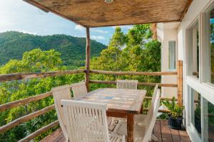 een tafel en stoelen op een veranda met uitzicht bij Marina del Sol Resort & Yacht Club in Busuanga