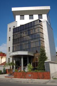 Un edificio con muchas ventanas. en Acapulco Hotel en Ploieşti