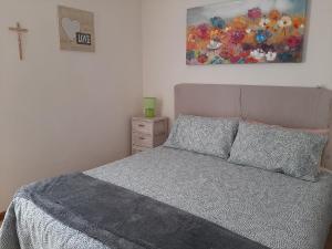 Een bed of bedden in een kamer bij Casa dei Tulipani Tenna Ospitar