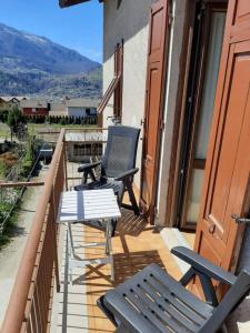 un patio con 2 sillas y una mesa en el balcón en Casa dei Tulipani Tenna Ospitar en Tenna 