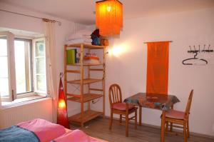 Postel nebo postele na pokoji v ubytování ruhiges Wohnen am Lama und Maine Coon Hof in Alleinlage in Biederbach 3 Zimmer mit Kochgelegenheit Bad