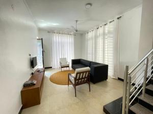 uma sala de estar com um sofá e uma mesa em Travellers stay em Dar es Salaam