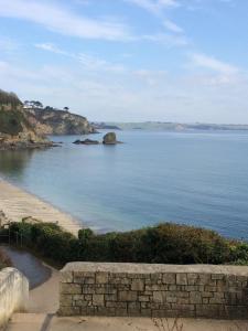 een uitzicht op een waterlichaam met rotsen erin bij The Duke of Cornwall in St Austell