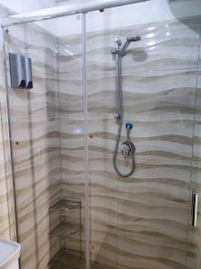 eine Dusche im Bad mit Glastür in der Unterkunft Good Friends Home in Neapel