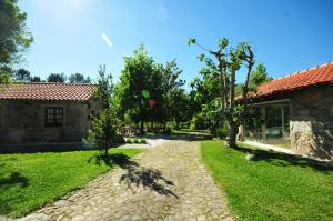 un chemin en pierre menant à une maison avec une cour dans l'établissement Casas de Santiago, à Vila Nova de Cerveira
