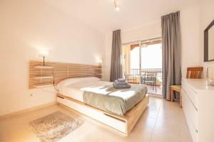 sypialnia z dużym łóżkiem i balkonem w obiekcie Apartamento Carabeo 2000 Nº5 w mieście Nerja