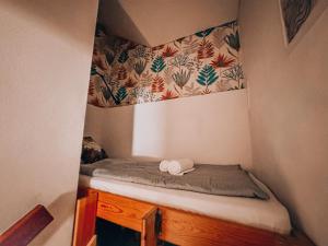 バイロイトにあるSali-Bayreuth direkt am Tierparkの小さな部屋で、角に小さなベッドが1台あります。
