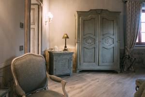 una stanza con una grande porta e una sedia e un tavolo di Relais Villa Prato a Mombaruzzo