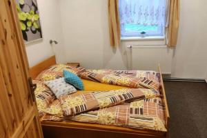 Postel nebo postele na pokoji v ubytování Sámoška - Krkonoše
