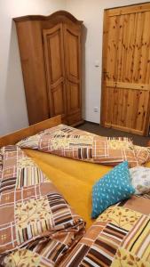Postel nebo postele na pokoji v ubytování Sámoška - Krkonoše