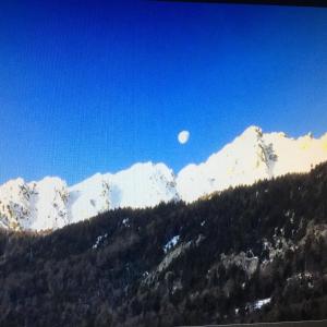 Vista generica sulle montagne o vista sulle montagne dall'interno dell'appartamento