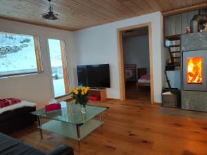 - un salon avec une cheminée dans l'établissement Chalet Matterhornsicht, à Naters