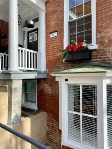 Un balcon sau o terasă la Cozy Historic Family Home in the Heart of Richmond