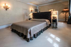 a bedroom with a large bed in a room at Relais Villa Prato in Mombaruzzo