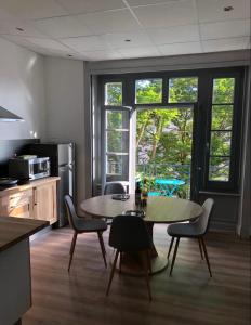 Kuchyňa alebo kuchynka v ubytovaní Résidence Harmonie Appartement N 3 Meublé Avec Petit Déjeuner
