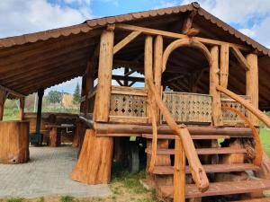 estructura de madera grande con techo y mesa en Casa Siady, en Vatra Dornei