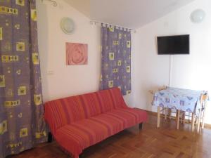 Televízia a/alebo spoločenská miestnosť v ubytovaní Studio apartment in Porec with balcony, air conditioning, WiFi 4676-6