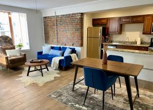 uma cozinha e sala de estar com uma mesa e um sofá em Cozy Historic Family Home in the Heart of Richmond em Richmond