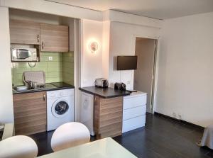 małą kuchnię z pralką i suszarką w obiekcie Résidence Graziella Studio 127 w mieście Juan-les-Pins
