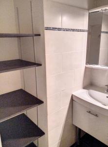 mała łazienka z umywalką i lustrem w obiekcie Résidence Graziella Studio 127 w mieście Juan-les-Pins +2 zdjęcia