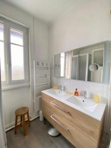 uma casa de banho branca com um lavatório e um banco em GRAND F3 2 Ch CALME CONFORT PARKING RIVE GAUCHE CREPS HIPPODROME GOLF em Bellerive-sur-Allier