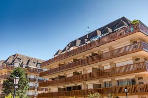 an apartment building with balconies and a roof at Le Deauvilla - Duplex Penthouse vue mer Deauville in Deauville