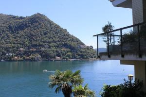 vista su una cassa d'acqua con montagna di Lakeviewcabin - King Room With Balcony a Como