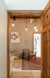 un soggiorno con panca e tavolo di Atlantic-Square Guesthouse a Swakopmund