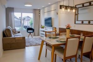 comedor y sala de estar con mesa y sillas en LOCAR-IN GRAMADO - Apartamento Residencial Haus, en Gramado