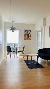 uma sala de estar com mesa e cadeiras em ApartmentInCopenhagen Apartment 1527 em Copenhague