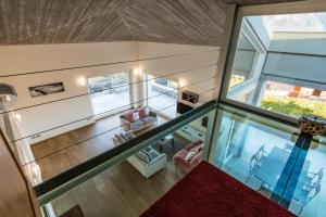 Cette chambre offre une vue sur une maison dotée d'un sol en verre. dans l'établissement Villa Rogaro Corinna, à Griante Cadenabbia