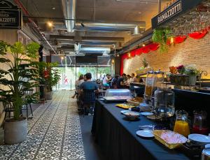ein Restaurant mit einem langen Tisch mit Essen darauf in der Unterkunft hUB Providencia in Santiago