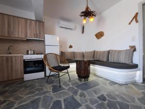 cocina con sofá, mesa y silla en Janakos Luxury Apartment, en Glinado Naxos