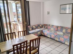 salon z kanapą i stołem w obiekcie Résidence Graziella Studio 326 w mieście Juan-les-Pins