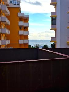 アルマカオ・デ・ペラにあるBy the Sea - Rooftop poolsの建物のバルコニーから海の景色を望めます。