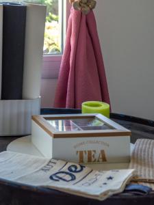 una caja de té sentada en una mesa en Casa Olivia en Ushuaia