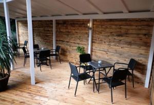 - un ensemble de tables et de chaises sur une terrasse dans l'établissement Lessinghof, à Brunswick